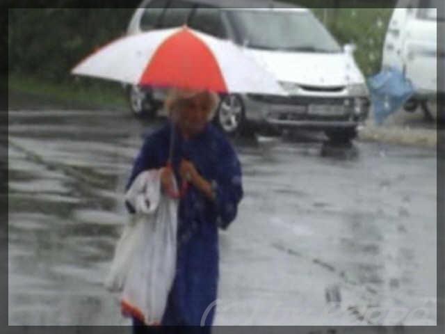 Helga im Regen mit Schirm
